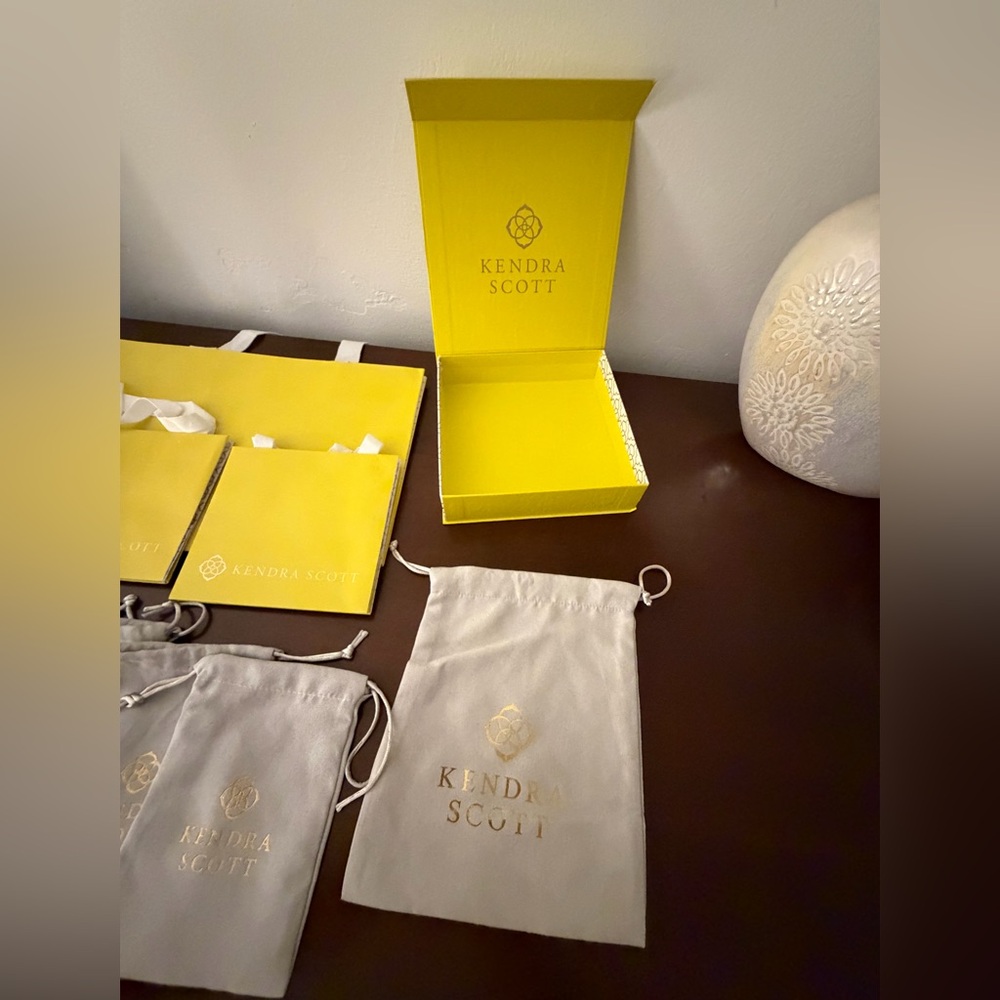 Kendra Scott jewelry bags - Picture 5 of 5